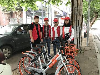 图二:志愿者小分队的合影 图二:志愿者小分队的合影