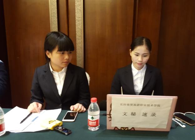 图为4月19日下午分会场一文秘1432班曾纯(右一)在会场进行会议速录 图为4月19日下午分会场一文秘1432班曾纯(右一)在会场进行会议速录
