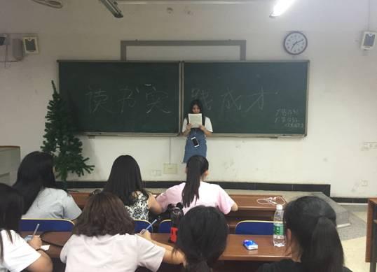 (图1 主持人讲述励志成才故事) (图1 主持人讲述励志成才故事)