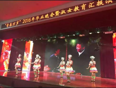 图为戴黛琳老师指导的民歌小合唱《不知该怎么称呼你》演出剧照 图为戴黛琳老师指导的民歌小合唱《不知该怎么称呼你》演出剧照