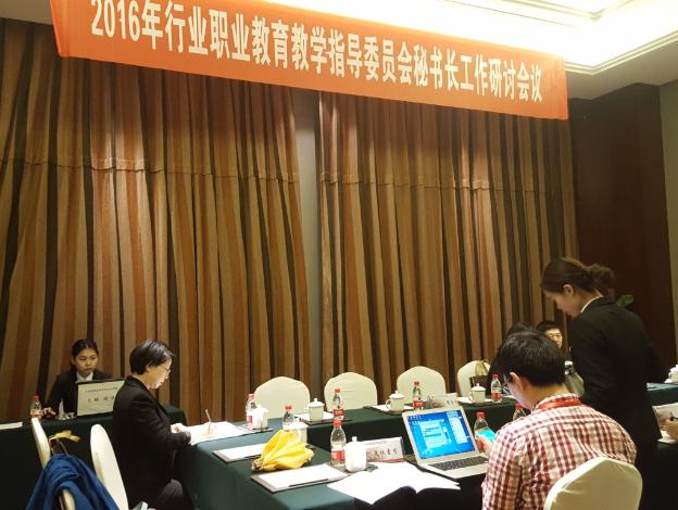 图为4月19日下午分会场三文秘1332班卢婷在会场进行会议速录 图为4月19日下午分会场三文秘1332班卢婷在会场进行会议速录