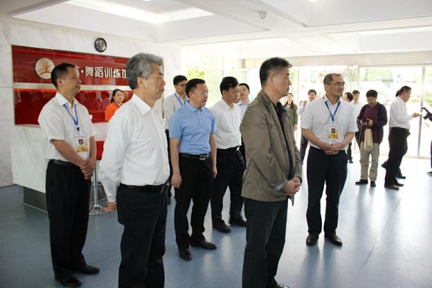 图1 我院领导陪同中央、省市领导听取职场淑女学堂成果汇报 图1 我院领导陪同中央、省市领导听取职场淑女学堂成果汇报