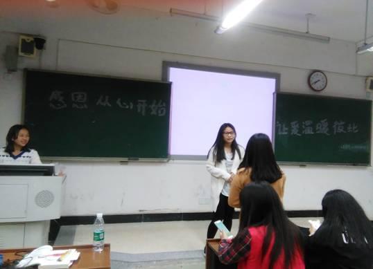 (图1商英1531班同学正在玩“你画我猜”游戏 ) (图1商英1531班同学正在玩“你画我猜”游戏 )