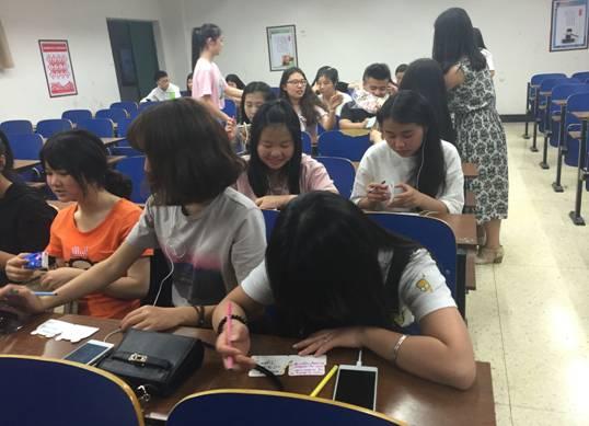(图2 同学们激动的写下自己的愿望) (图2 同学们激动的写下自己的愿望)