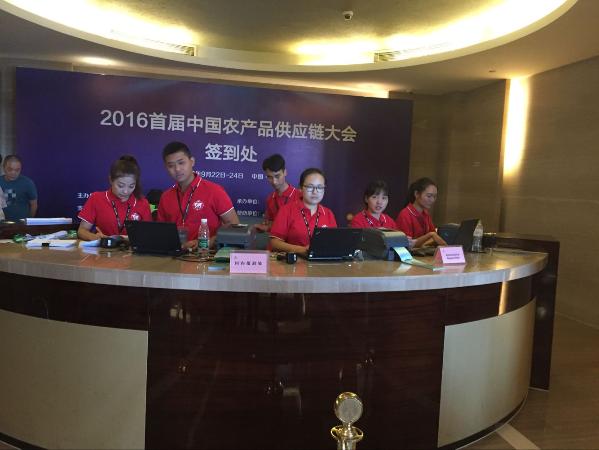 图2 在会议现场工作的学生 图2 在会议现场工作的学生