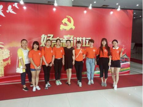 张佩老师与我系学生观众合影留恋 张佩老师与我系学生观众合影留恋