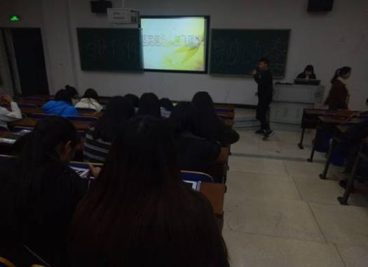 图1 同学讲解抗战故事 图1 同学讲解抗战故事