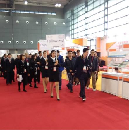 图3 我院学生进行引导工作 图3 我院学生进行引导工作