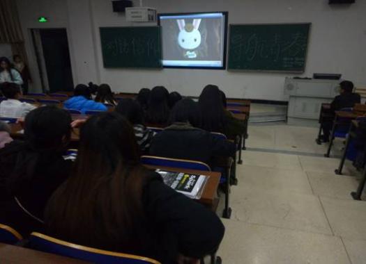 图2 同学们认真观看视频 图2 同学们认真观看视频