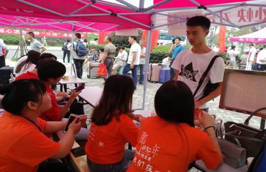 图四:自强楼志愿者们与学生亲切交谈 图四:自强楼志愿者们与学生亲切交谈