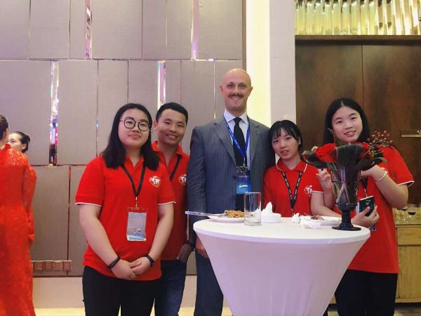 图3 实习学生和与会代表合影 图3 实习学生和与会代表合影