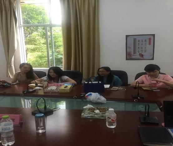 图五:自强楼教师们提供专业咨询 图五:自强楼教师们提供专业咨询