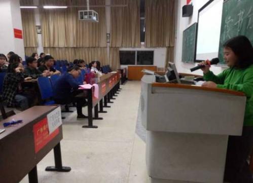 图1 同学正在介绍《月亮与六便士》 图1 同学正在介绍《月亮与六便士》