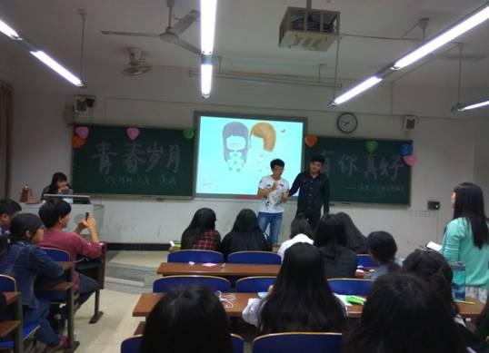 (图1 李子健与徐佳和同学分享同学间的趣事) (图1 李子健与徐佳和同学分享同学间的趣事)