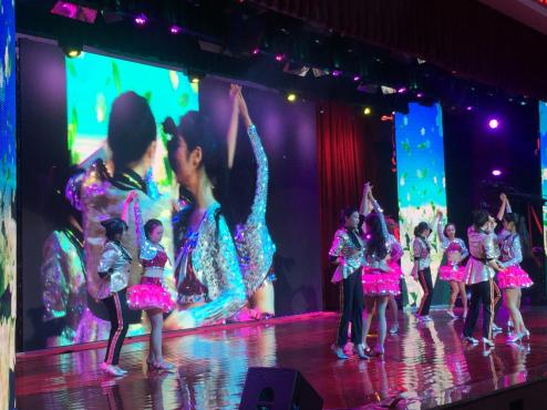 图为李玲老师指导的交谊舞《栀子花开》演出剧照 图为李玲老师指导的交谊舞《栀子花开》演出剧照