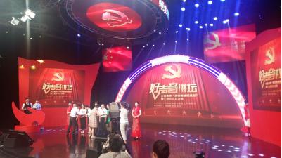 张佩老师接受评委领导颁奖 张佩老师接受评委领导颁奖