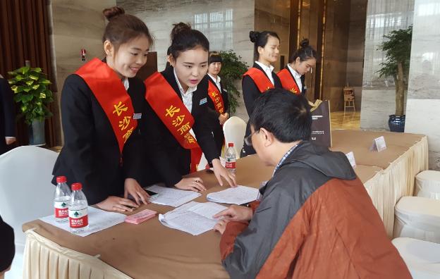 图为我院学生在酒店热情为与会代表提供报到服务 图为我院学生在酒店热情为与会代表提供报到服务