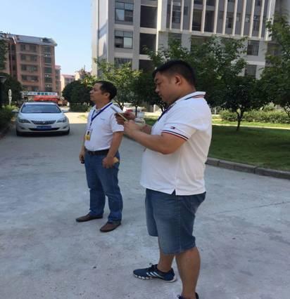 图一:许名勇院长和谢路奇副书记走访2016级新生宿舍 图一:许名勇院长和谢路奇副书记走访2016级新生宿舍