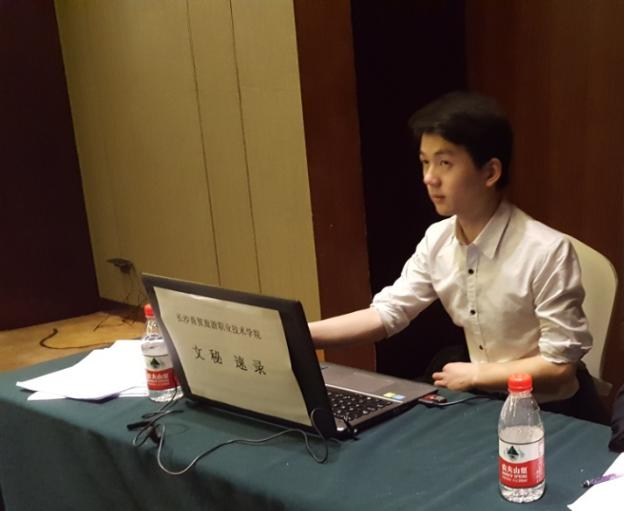 图为4月19日下午分会场二文秘1332班何颖豪在会场进行会议速录 图为4月19日下午分会场二文秘1332班何颖豪在会场进行会议速录