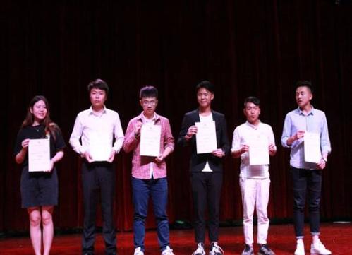 图2 全校获奖代表上台领奖 图2 全校获奖代表上台领奖