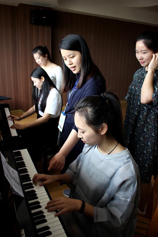 图5 戴黛琳老师在指导学生练琴 图5 戴黛琳老师在指导学生练琴