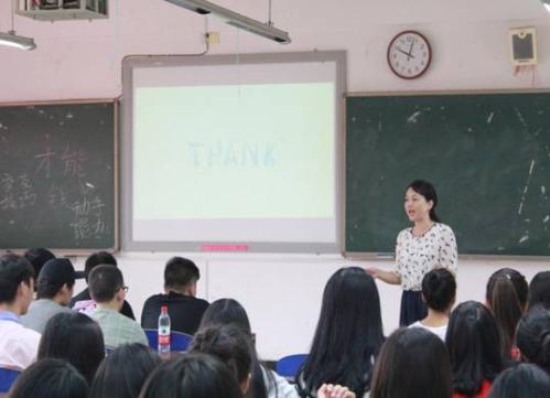 图2 文化创意学院副院长姜霞 图2 文化创意学院副院长姜霞