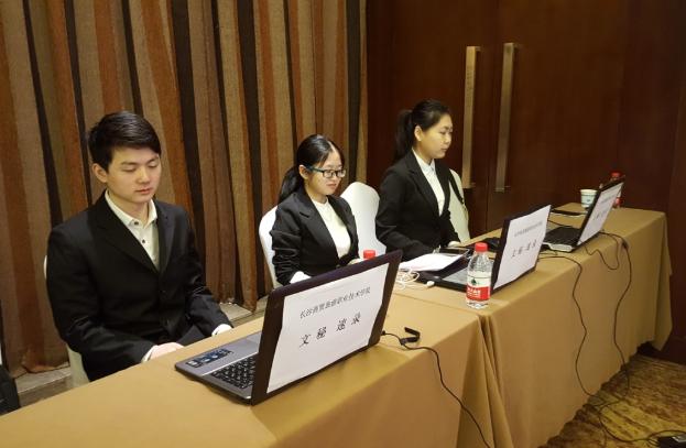 图为4月20日上午主会场文秘专业学生提供现场会议速录(左一文秘1332班何颖豪、中间文秘1332班刘娟、右一文秘1332班卢婷) 图为4月20日上午主会场文秘专业学生提供现场会议速录(左一文秘1332班何颖豪、中间文秘1332班刘娟、右一文秘1332班卢婷)